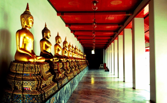 Phra Rabieng, halls of Buddha which surround the courtyard.