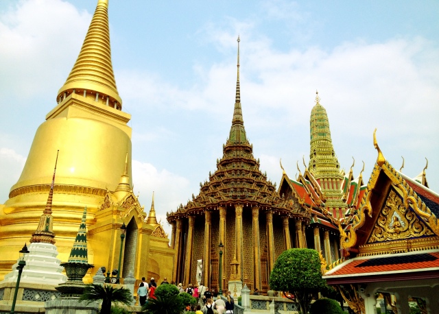 Wat Phra Kaew. From left to right: Thra Sri Ratan Chedi, Phra Mondop (the library), Prasat Phra Thep Bidorn
